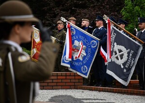 Zgromadzeni przy pomniku gen. Władysława Sikorskiego w Parku Jedności Polonii z Macierzą w Rzeszowie, przedstawiciele samorządu, władz miasta, służb mundurowych podczas uroczystości.