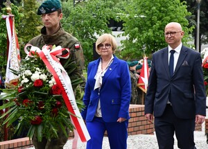 Zgromadzeni przy pomniku gen. Władysława Sikorskiego w Parku Jedności Polonii z Macierzą w Rzeszowie, przedstawiciele samorządu, władz miasta, służb mundurowych podczas uroczystości.