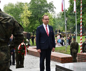 Zgromadzeni przy pomniku gen. Władysława Sikorskiego w Parku Jedności Polonii z Macierzą w Rzeszowie, przedstawiciele samorządu, władz miasta, służb mundurowych podczas uroczystości.