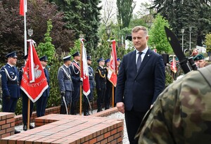 Zgromadzeni przy pomniku gen. Władysława Sikorskiego w Parku Jedności Polonii z Macierzą w Rzeszowie, przedstawiciele samorządu, władz miasta, służb mundurowych podczas uroczystości.