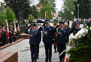 Zgromadzeni przy pomniku gen. Władysława Sikorskiego w Parku Jedności Polonii z Macierzą w Rzeszowie, przedstawiciele samorządu, władz miasta, służb mundurowych podczas uroczystości.