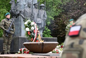 Zgromadzeni przy pomniku gen. Władysława Sikorskiego w Parku Jedności Polonii z Macierzą w Rzeszowie, przedstawiciele samorządu, władz miasta, służb mundurowych podczas uroczystości.