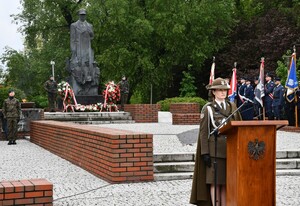 Zgromadzeni przy pomniku gen. Władysława Sikorskiego w Parku Jedności Polonii z Macierzą w Rzeszowie, przedstawiciele samorządu, władz miasta, służb mundurowych podczas uroczystości.