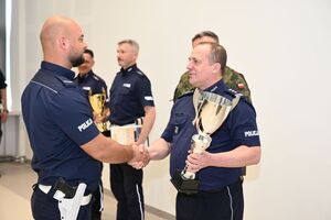 Policjanci podczas eliminacji