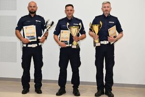Policjanci podczas eliminacji