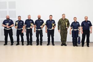 Policjanci podczas eliminacji