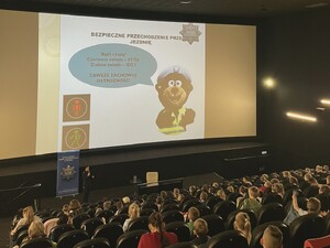 Policjantka na spotkaniu z dziećmi w Multikinie