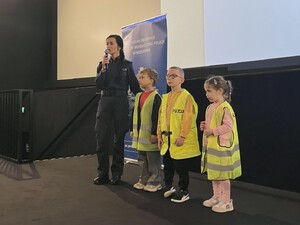 Policjantka na spotkaniu z dziećmi w Multikinie