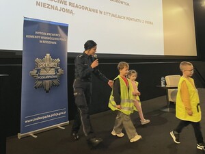 Policjantka na spotkaniu z dziećmi w Multikinie