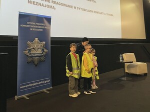 Policjantka na spotkaniu z dziećmi w Multikinie