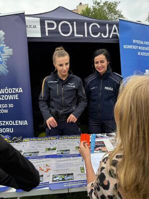 Policjanci uczestniczący w pikniku