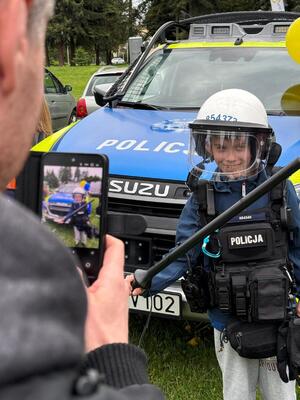 Policjanci uczestniczący w pikniku