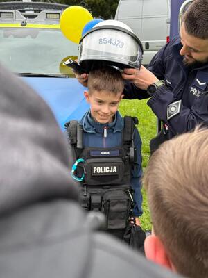 Policjanci uczestniczący w pikniku