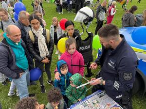 Policjanci uczestniczący w pikniku