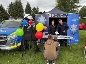 Policjanci uczestniczący w pikniku