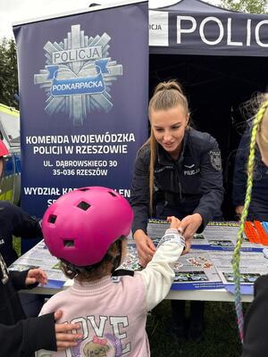 Policjanci uczestniczący w pikniku