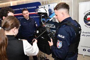 Osoby oraz funkcjonariusze podczas wydarzenia „Defence and Security Forum”