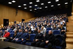 Osoby oraz funkcjonariusze podczas wydarzenia „Defence and Security Forum”