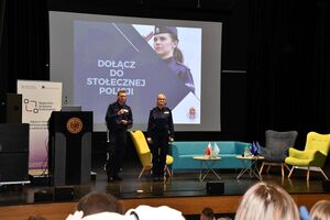 Osoby oraz funkcjonariusze podczas wydarzenia „Defence and Security Forum”