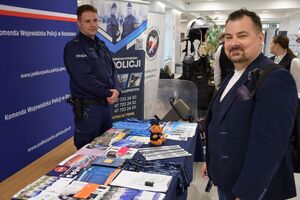Osoby oraz funkcjonariusze podczas wydarzenia „Defence and Security Forum”
