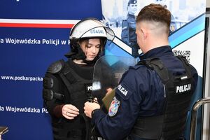 Osoby oraz funkcjonariusze podczas wydarzenia „Defence and Security Forum”