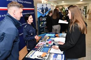 Osoby oraz funkcjonariusze podczas wydarzenia „Defence and Security Forum”