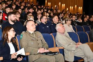 Osoby oraz funkcjonariusze podczas wydarzenia „Defence and Security Forum”