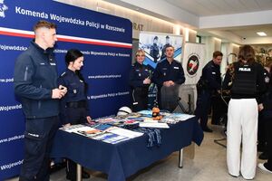 Osoby oraz funkcjonariusze podczas wydarzenia „Defence and Security Forum”