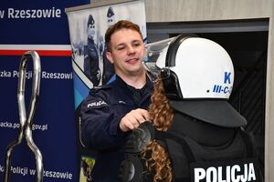 Osoby oraz funkcjonariusze podczas wydarzenia „Defence and Security Forum”