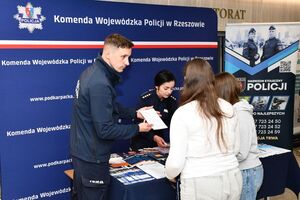 Osoby oraz funkcjonariusze podczas wydarzenia „Defence and Security Forum”