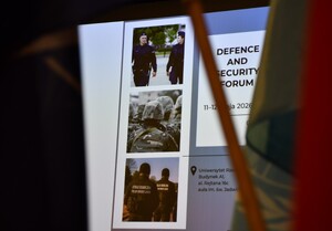 Osoby oraz funkcjonariusze podczas wydarzenia „Defence and Security Forum”