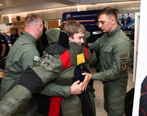 Osoby oraz funkcjonariusze podczas wydarzenia „Defence and Security Forum”