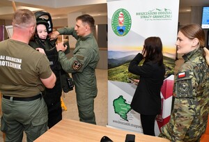 Osoby oraz funkcjonariusze podczas wydarzenia „Defence and Security Forum”