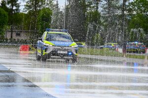 Policjanci podczas doskonalenia techniki jazdy radiowozami