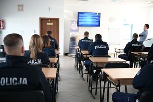 Policjanci podczas doskonalenia techniki jazdy radiowozami