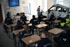 Policjanci podczas doskonalenia techniki jazdy radiowozami