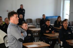 Policjanci podczas doskonalenia techniki jazdy radiowozami