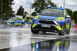 Policjanci podczas doskonalenia techniki jazdy radiowozami