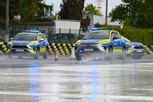 Policjanci podczas doskonalenia techniki jazdy radiowozami