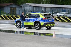 Policjanci podczas doskonalenia techniki jazdy radiowozami