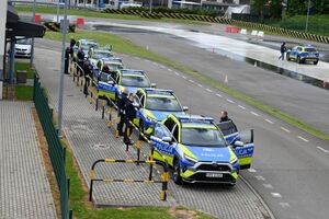 Policjanci podczas doskonalenia techniki jazdy radiowozami