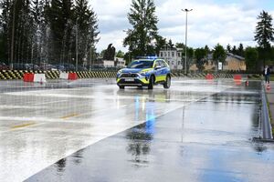 Policjanci podczas doskonalenia techniki jazdy radiowozami