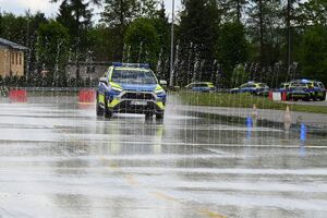 Policjanci podczas doskonalenia techniki jazdy radiowozami