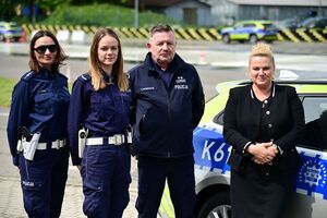 Policjanci podczas doskonalenia techniki jazdy radiowozami
