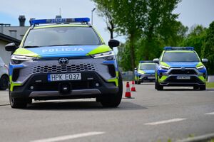 Policjanci podczas doskonalenia techniki jazdy radiowozami