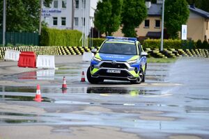 Policjanci podczas doskonalenia techniki jazdy radiowozami