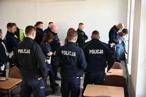 Policjanci podczas doskonalenia techniki jazdy radiowozami