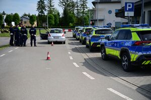 Policjanci podczas doskonalenia techniki jazdy radiowozami