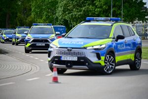 Policjanci podczas doskonalenia techniki jazdy radiowozami