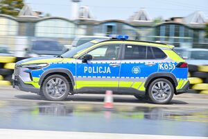 Policjanci podczas doskonalenia techniki jazdy radiowozami